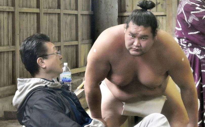 Мэргэжлийн сүмо бөхийн 73 дахь Их аварга Г.Ган-Эрдэнэ шавьдаа гар хүрсэн хэргээ хүлээн зөвшөөрч, уучлалт хүслээ